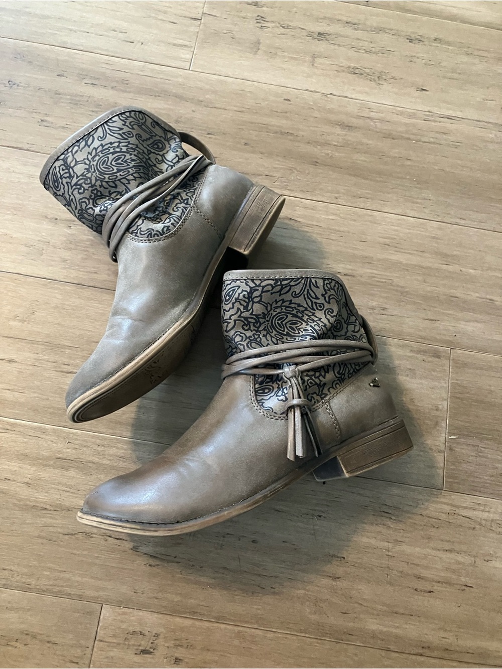 Roxy brown faux leather/ fabric upper womens ankle boots size 8 (9.5” long)